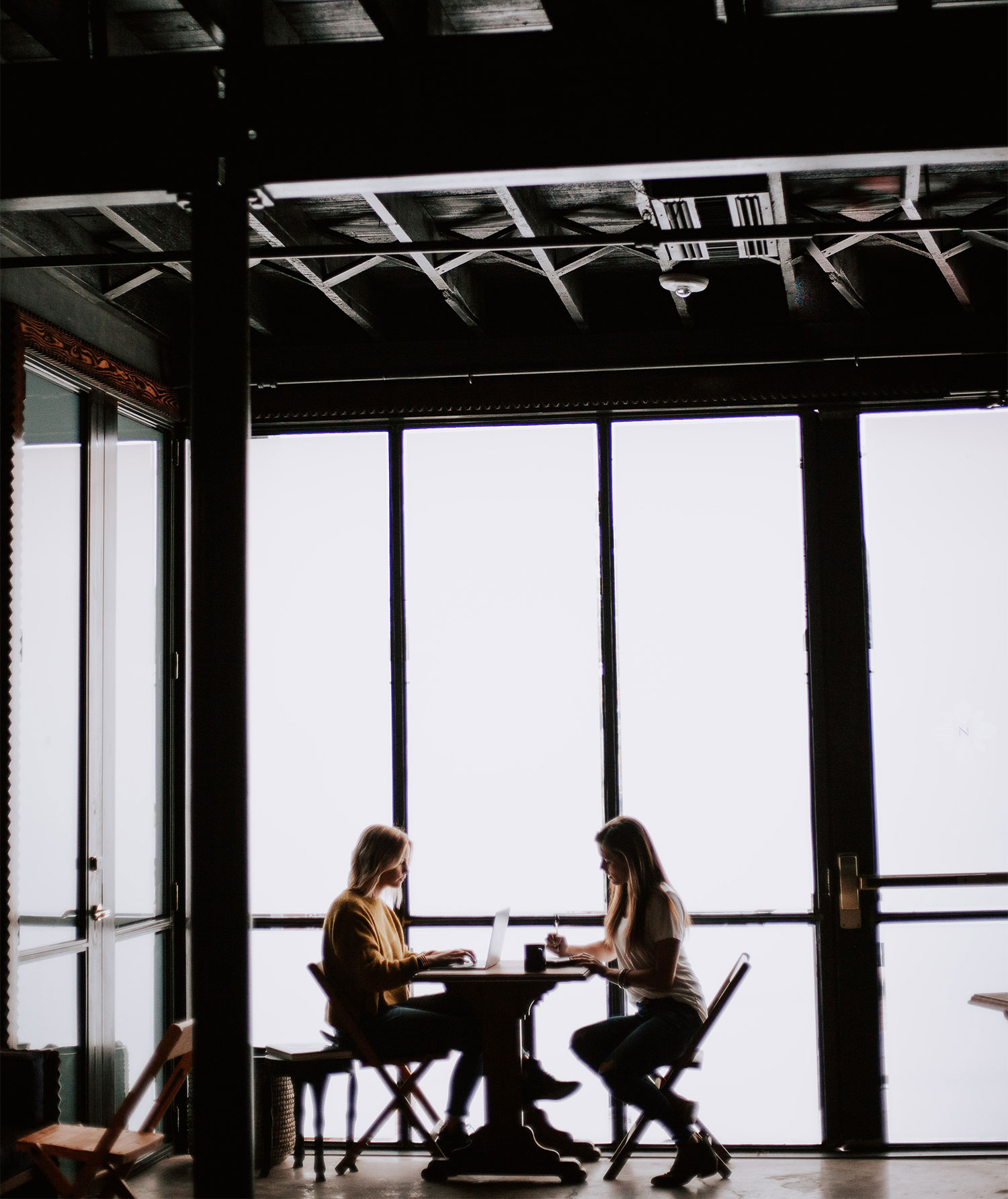 Due ragazze sedute che parlano