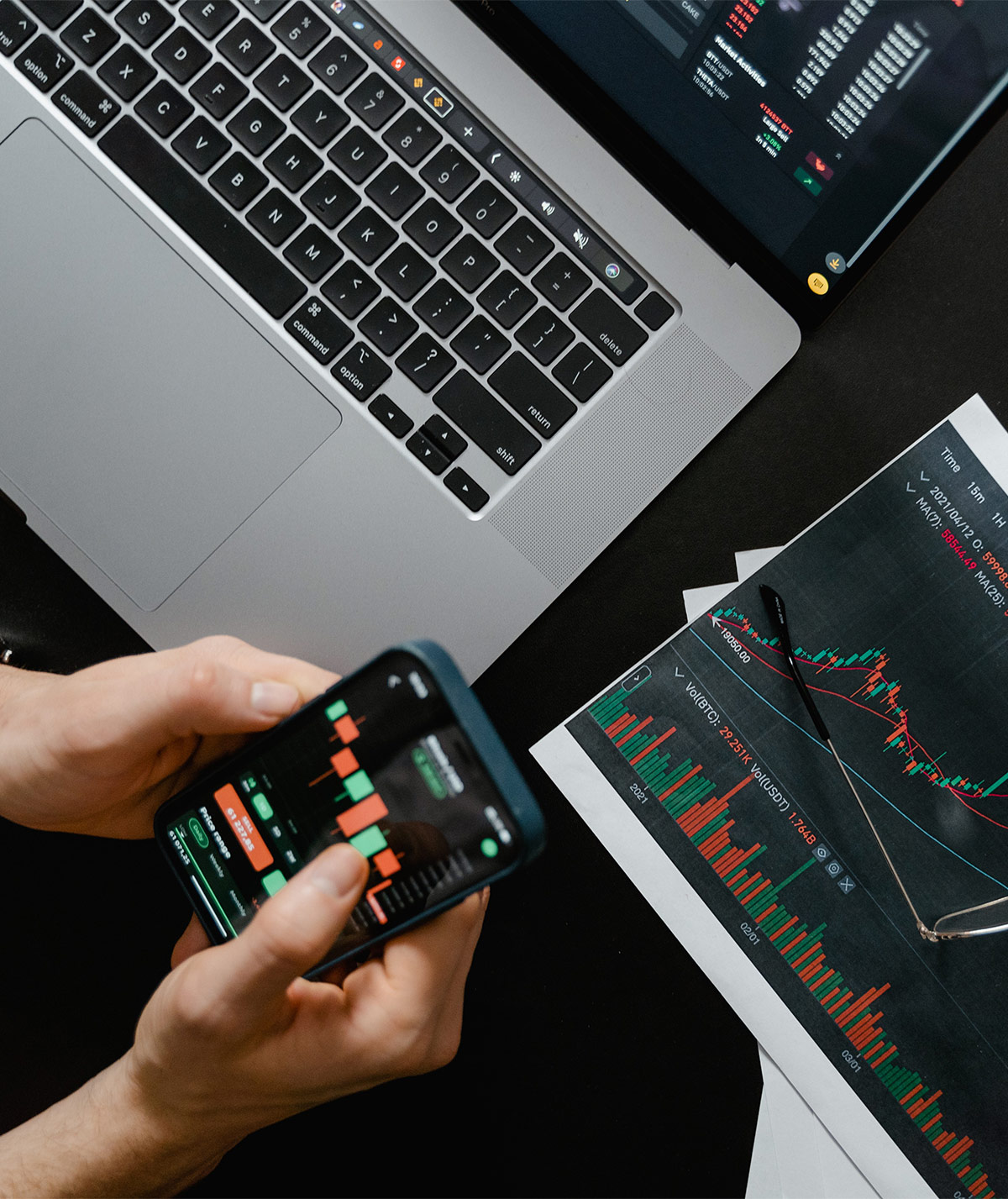 Persona che sta analizzando i dati