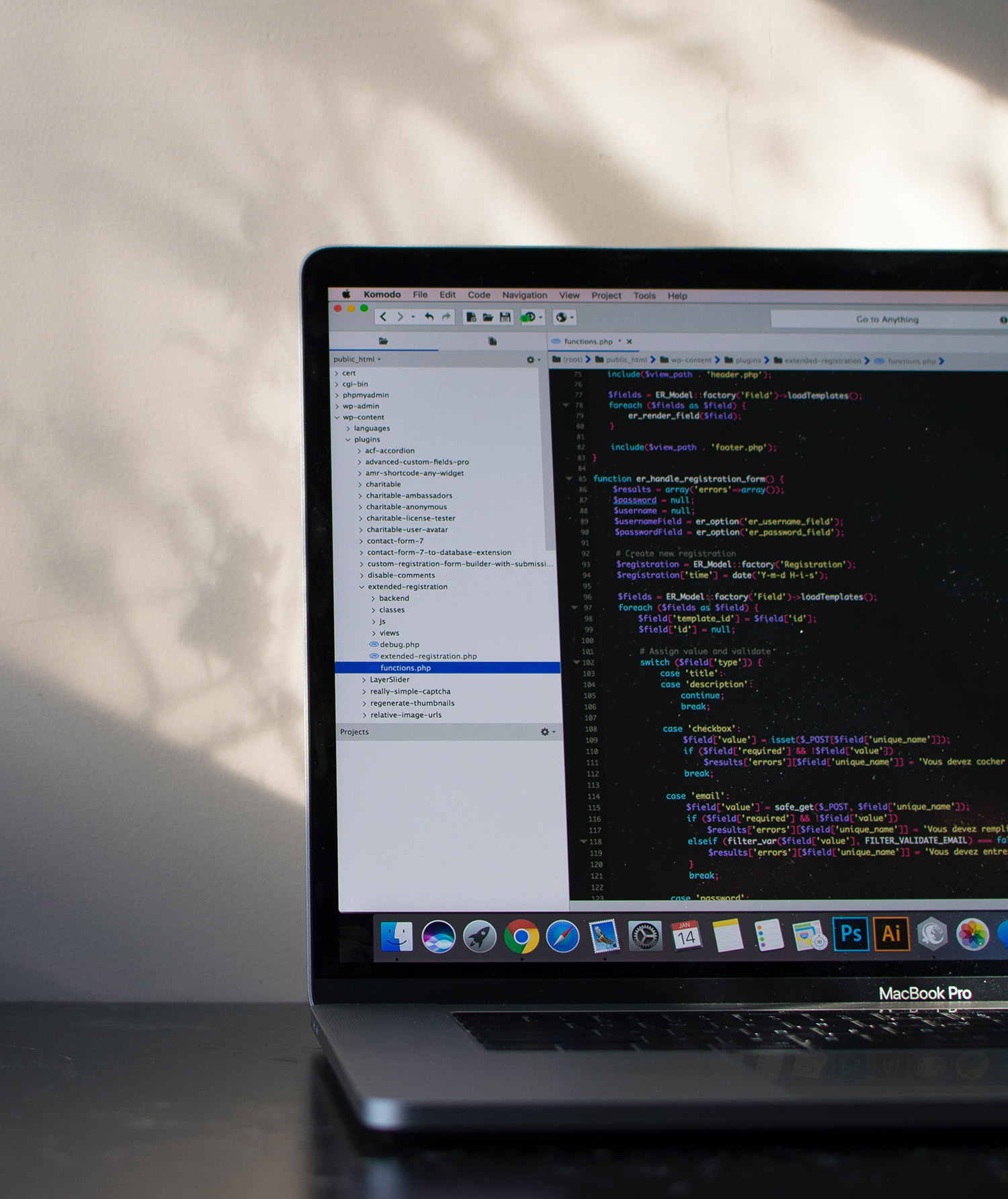 Foto di un computer che mostra del codice di sviluppo